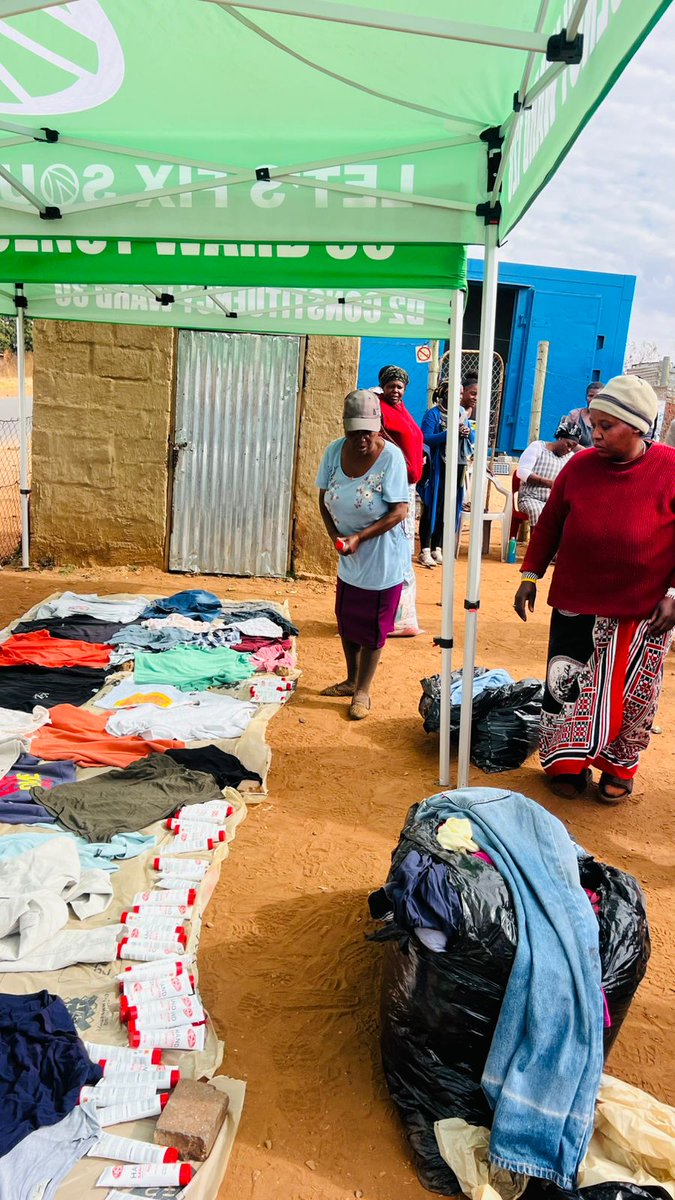 COJactionsaREC's tweet image. CoJ Regional Chair &amp;amp; Secretary joined Actionairs on the ground in Ward 50 cleaning up &amp;amp; handing out clothes. #MandelaDay2025