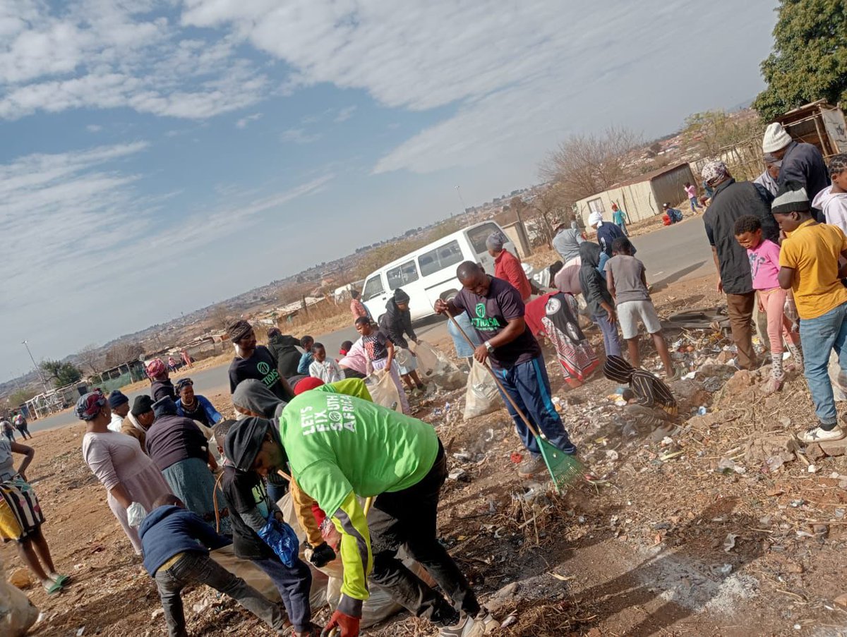 COJactionsaREC's tweet image. CoJ Regional Chair &amp;amp; Secretary joined Actionairs on the ground in Ward 50 cleaning up &amp;amp; handing out clothes. #MandelaDay2025