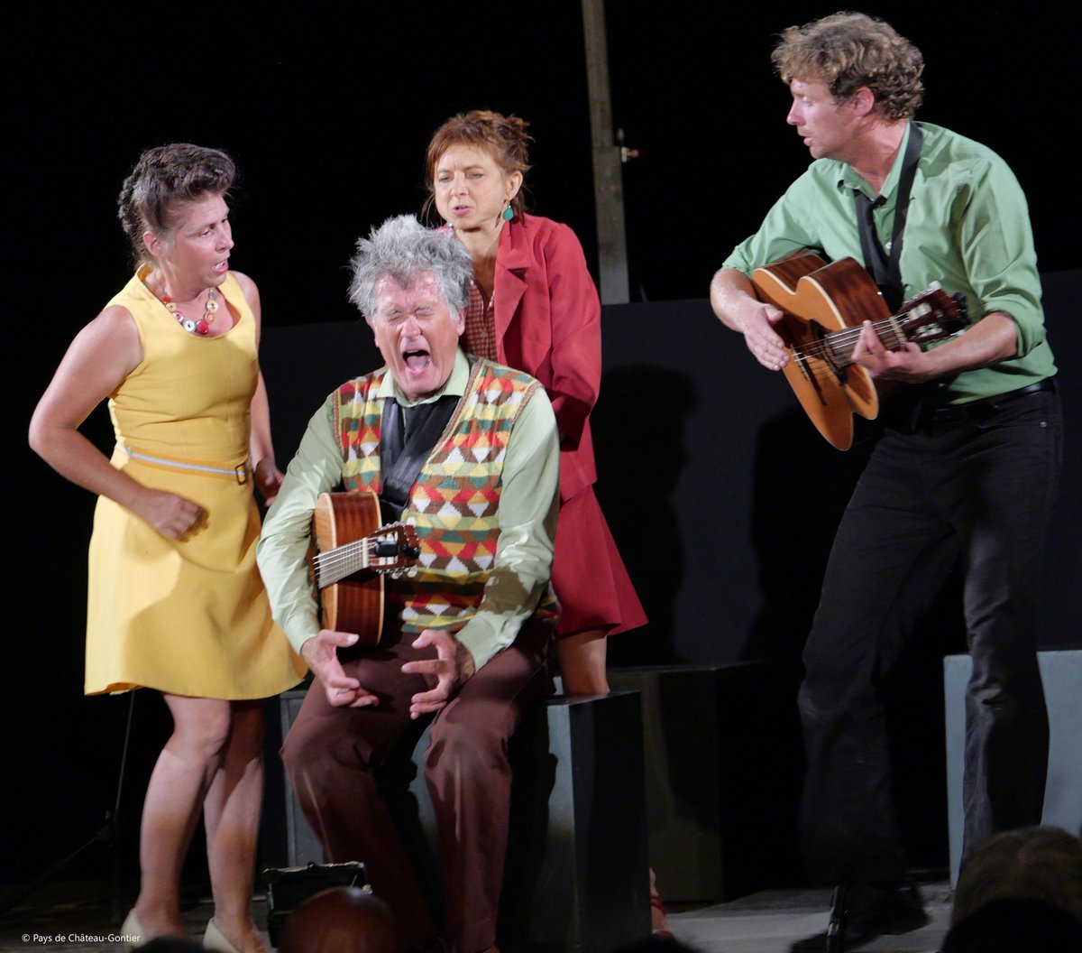 chateau_gontier's tweet image. Très joli moment de théâtre musical 🎭🎸à Daon avec les Nuits de @lamayenne✨
Drôle, pétillant, émouvant, "Album de famille" 👨‍👩‍👧‍👦a ravi le public🤩
@LesNuits53 : un #festival pas comme les autres ▶️la culture au plus proche des habitants avec le soutien du Pays de @ChateauGontier
