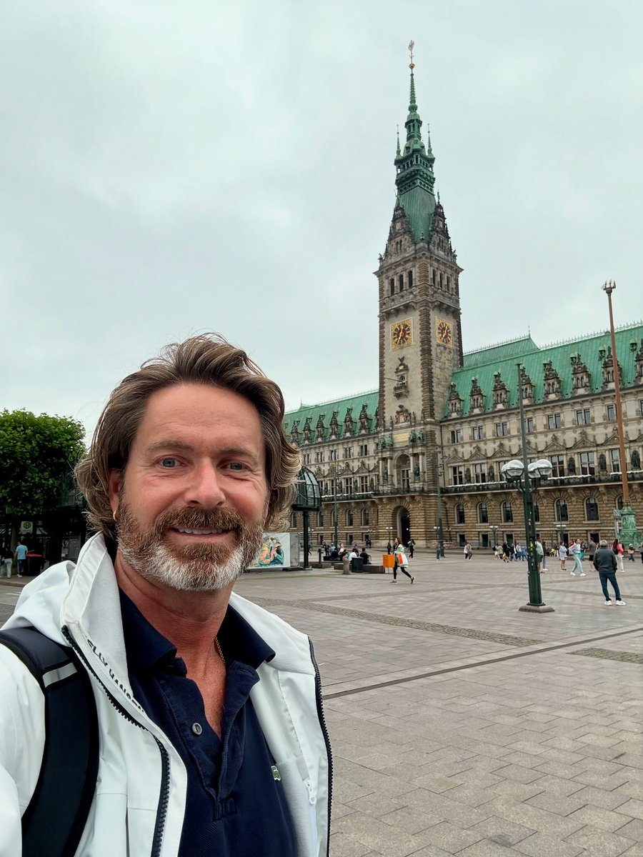 Moin Moin Hamburg!
.
#moin #hamburg #rathaushamburg #rathaus #germany #deutschland #landgang #landlov #shoreleave #silverdaddy #fiftyandfabulous #beardedmen #gaybearded #wavyhair #sightseeing #captain #captainthomas #alwaysonboard