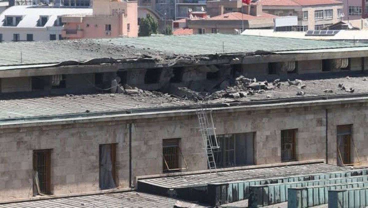 Sanırım son zamanlarda herkes, şu resimdeki hasarın bir hava taarruzu ile olmadığını anlayacak kadar bolca hava saldırısı izledi.

Öyle değil mi <a href="/hulusiakarmedya/">Hulusi AKAR</a> ?