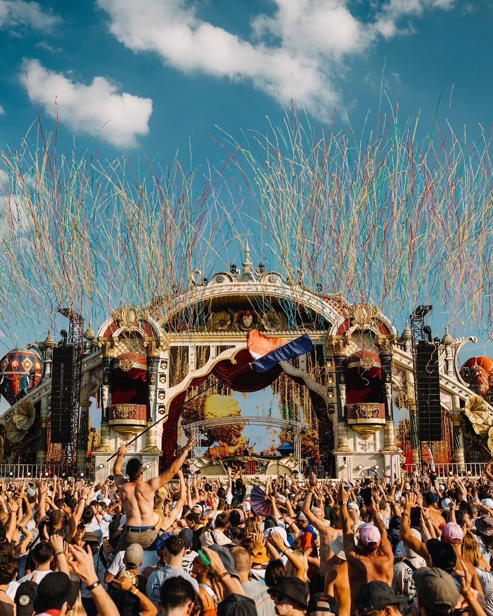 🔥 Ni un incendio ha podido frenarlo!! 
Acaba de arrancar <a href="/tomorrowland/">Tomorrowland</a> y, como cada año, puedes vivirlo en directo desde casa gracias a su livestream oficial. 

Toda la info, el line up completo y cómo seguirlo desde casa, te lo contamos en la web 🔗nrfmagazine.com/2025/07/18/tom…