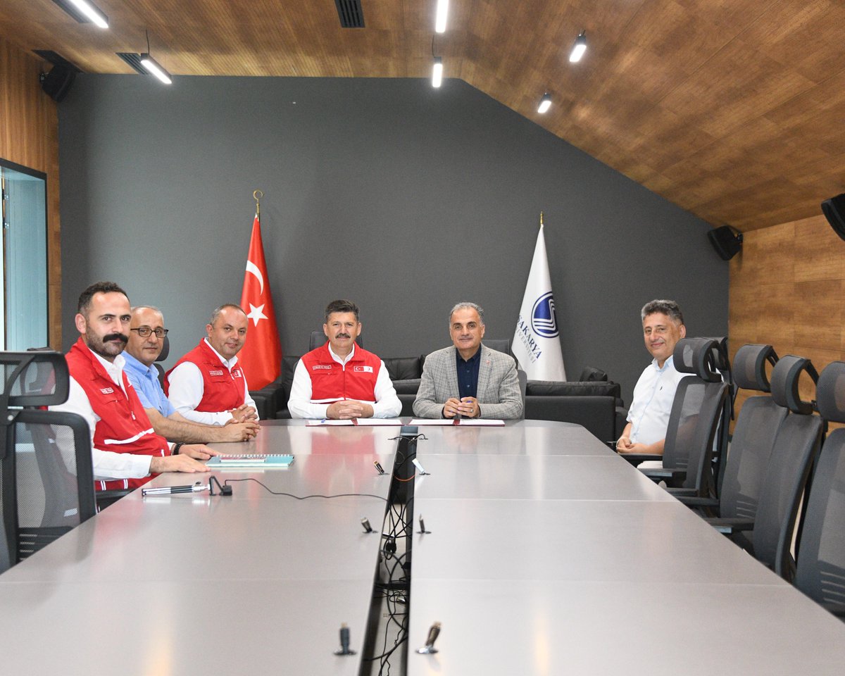 Sakarya Üniversitesi ile Türkiye Kızılay Derneği Sakarya İl Merkezi Başkanlığı arasında, afet ve acil durumlara hazırlık konusunda protokol imzalandı. 
Rektörümüz <a href="/ProfDrHamzaAl/">Hamza AL</a> ve Kızılay İl Başkanı Sn. Cevdet KOÇ’un imzaladığı 3 yıllık iş birliği protokolü kapsamında, yangın ve