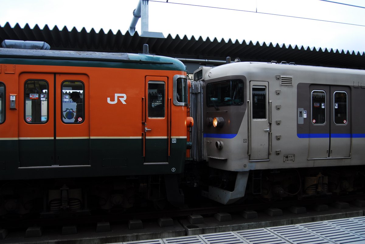 kumorohan's tweet image. 326M(現324M)が通り抜けできた時の写真。
確か2011年~2012年ごろまでだったと記憶してます。
223系は導入当初から通り抜け不可でしたが
113系は導入後もしばらくは通り抜けできました。