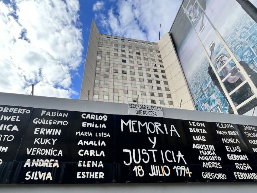 MatiChamo's tweet image. 🌹A 31 años del atentado a la AMIA, seguimos exigiendo justicia.
La impunidad no puede ser eterna. Frente al negacionismo y el odio que promueve #Milei, más que nunca: memoria, verdad y justicia.
#AMIA #NuncaMás