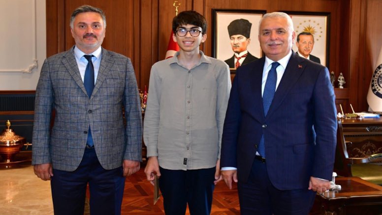 Trabzon Mahmut Celaleddin Ökten Anadolu İmam Hatip Proje Okulu'nda derece yapan dört öğrenciden birinin, Ortahisar İlçe Müftüsü Özcan Yılmaz'ın oğlu olduğu ortaya çıktı.

(Sözcü)