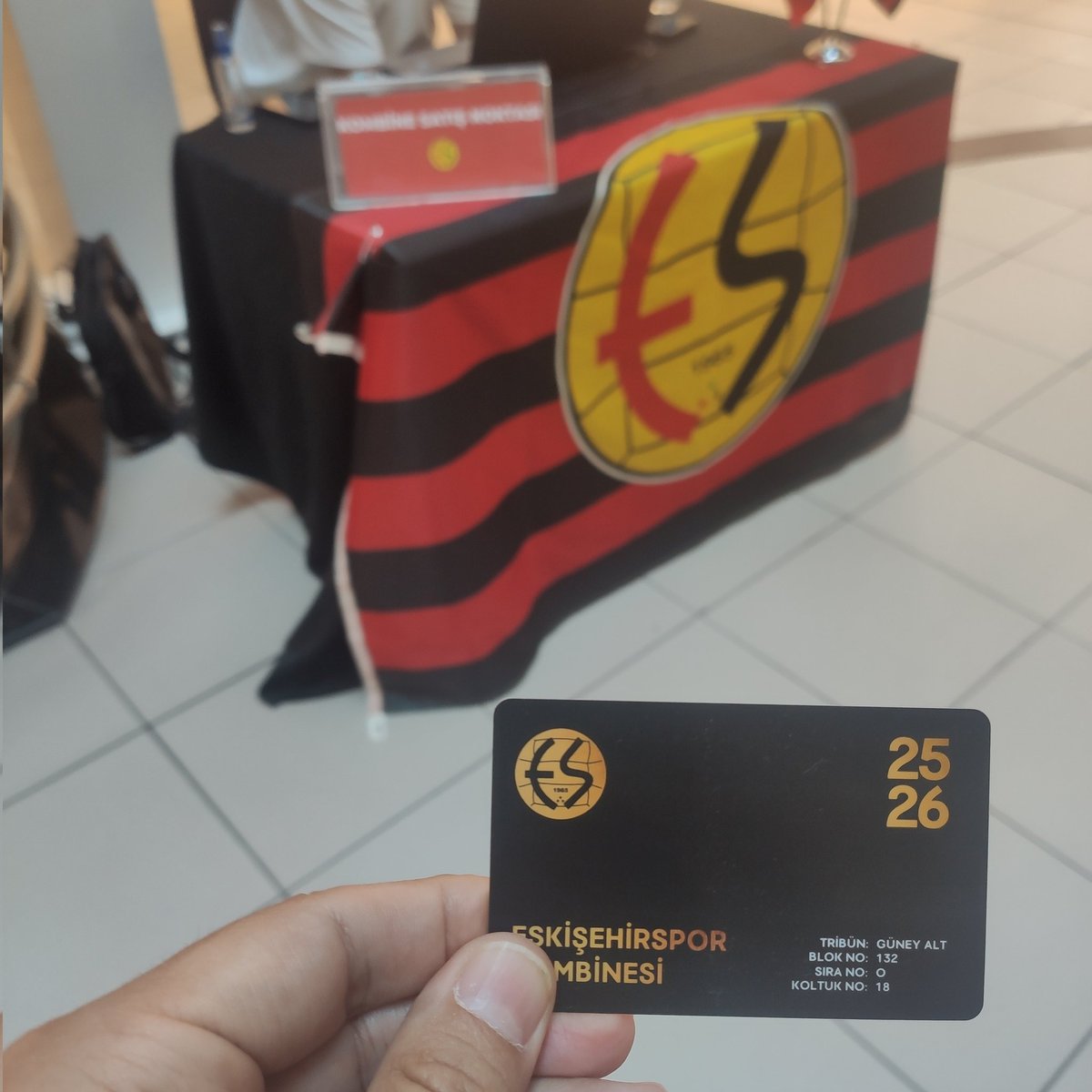 Kombine ALMAYIN. Neme lazım sezon başı para lazım olan kulübe faydanız olur, siz sadece sosyal medyadan eleştirin, küfredin, transferleri beğenmeyin, üst tarafı açın deyin, pahalı deyin, binbir çeşit bahane üretin ... Ayıp ya, 600 kombine satışı nedir, valla ayıp #eskişehirspor