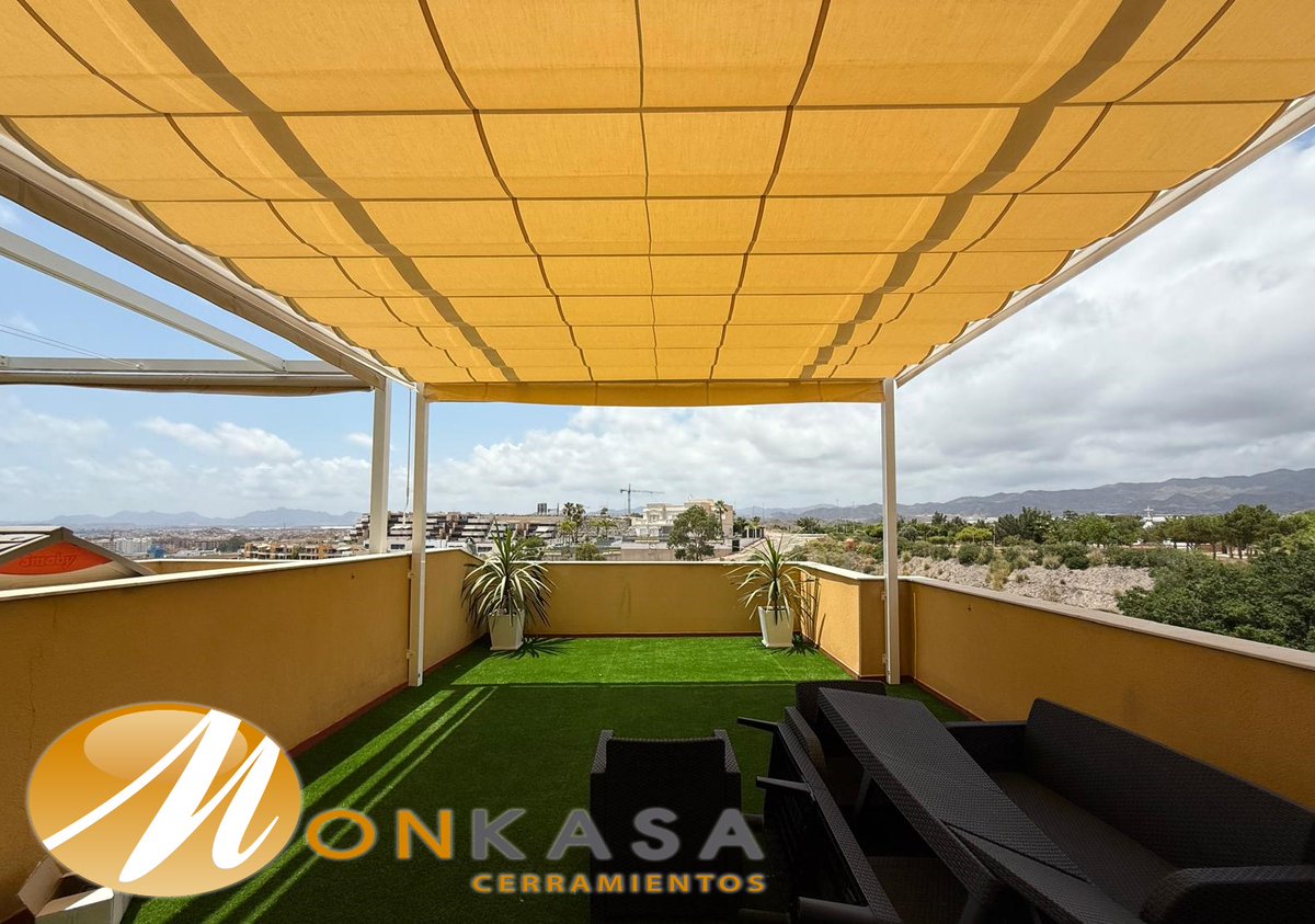 ☀️ En <a href="/MONKASACERRA/">MONKASA CERRAMIENTOS</a>  estamos comprometidos en hacer que estos días de verano sean más cómodos para ti. 🌿✨

Recientemente hemos realizado la instalación de un toldo de palillera de grandes dimensiones en la portería, ¡perfecto para combatir el calor! 😎🌬️