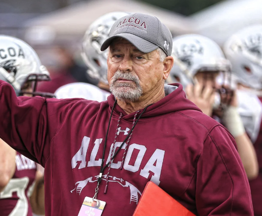 Gary Rankin's first season as a high school football coach: 0-10.

His record 43 years later: 499-84 with 17 state championships.

At 72, he's one win from joining the elite 500-win club while battling cancer.

🧵THREAD
