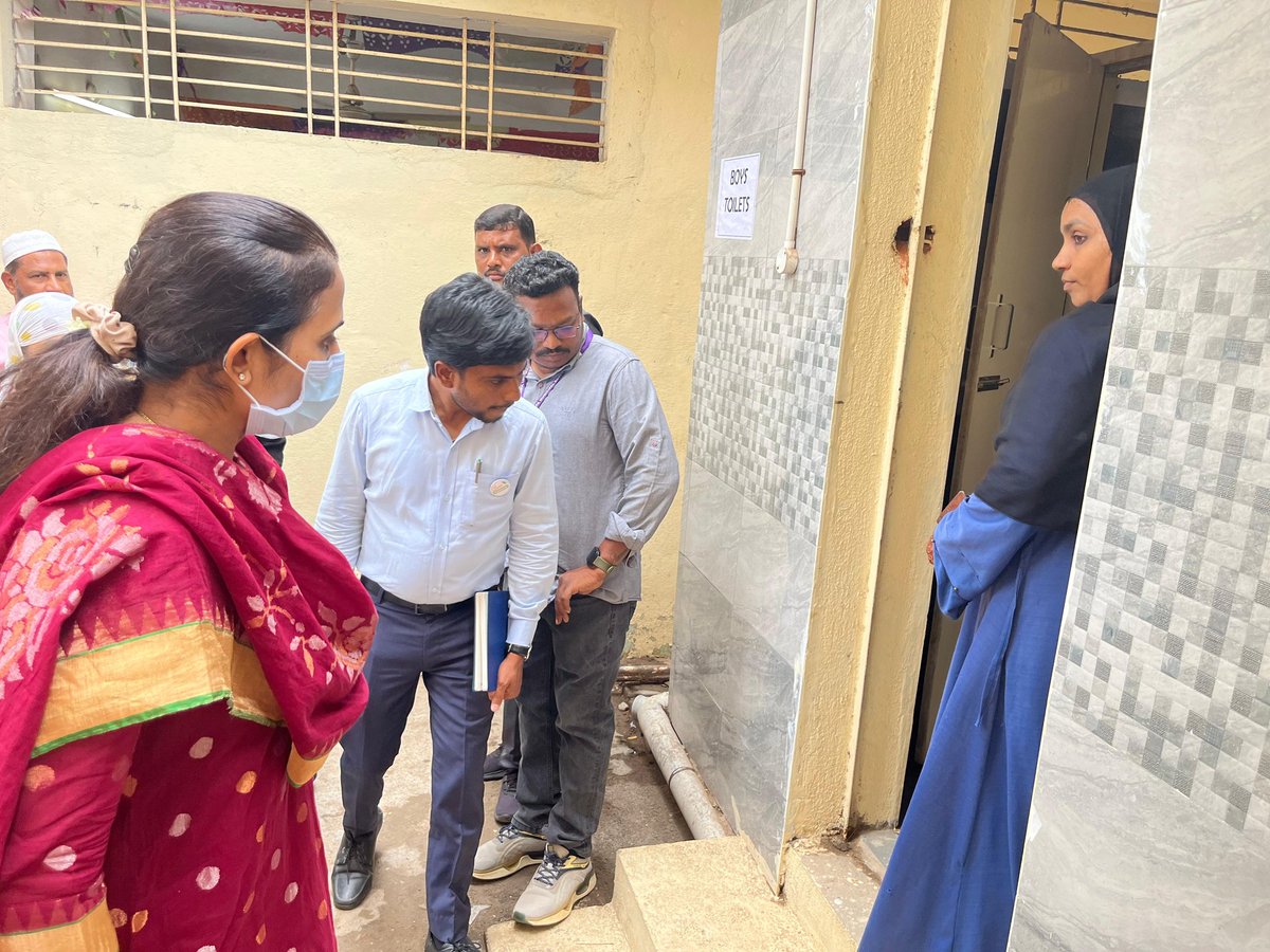 R_Madhavi_Reddy's tweet image. కడప నగరంలోని ఆగాడి స్ట్రీట్లో ఉన్న మున్సిపల్ ఉర్దూ హై స్కూల్కి సంబంధించి ఇటీవల ప్రజా దర్బార్లో వచ్చిన ఫిర్యాదులపై స్పందనగా ఈరోజు స్కూల్ను సందర్శించాను. పాఠశాల పరిస్థితులపై ఉపాధ్యాయులు, యాజమాన్య కమిటీ సభ్యులు, తల్లిదండ్రులు ఇచ్చిన విన్నపాలను స్వయంగా విన్నాను. వెంటనే అక్కడే…
