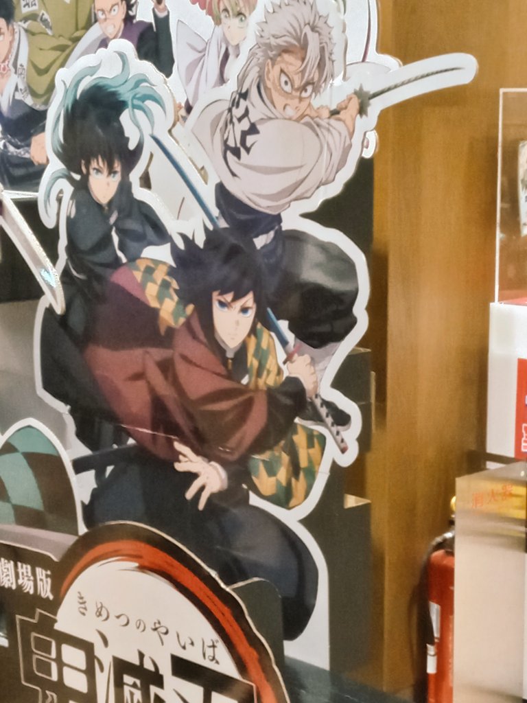 dodonkodondo's tweet image. きた!物販が長蛇の列で(^_^;)早めに来てよかったの巻。。上映まであと20分だけど大丈夫かな…。今回ゆるふわミニぬいをさねぎゆで購入予定(並んでる)なんだけど、列の前の人もさねぎゆ(並びは分からんが(^_^;))でおんなじの持ってて親近感!!