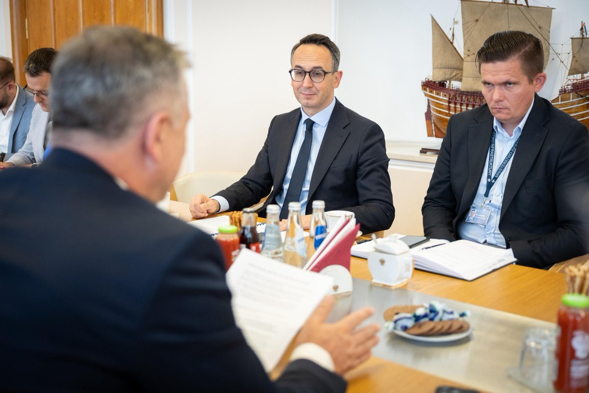 Miszalski_'s tweet image. W Ministerstwie Infrastruktury rozmawiałem dzisiaj z Ministrem @DariuszKlimczak o budowie krakowskiego metra i drodze ekspresowej S7.
To najważniejsze inwestycje, które dotyczą naszego miasta i regionu, które na trwałe zmienią oblicze komunikacyjne metropolii.
Bardzo ważną…