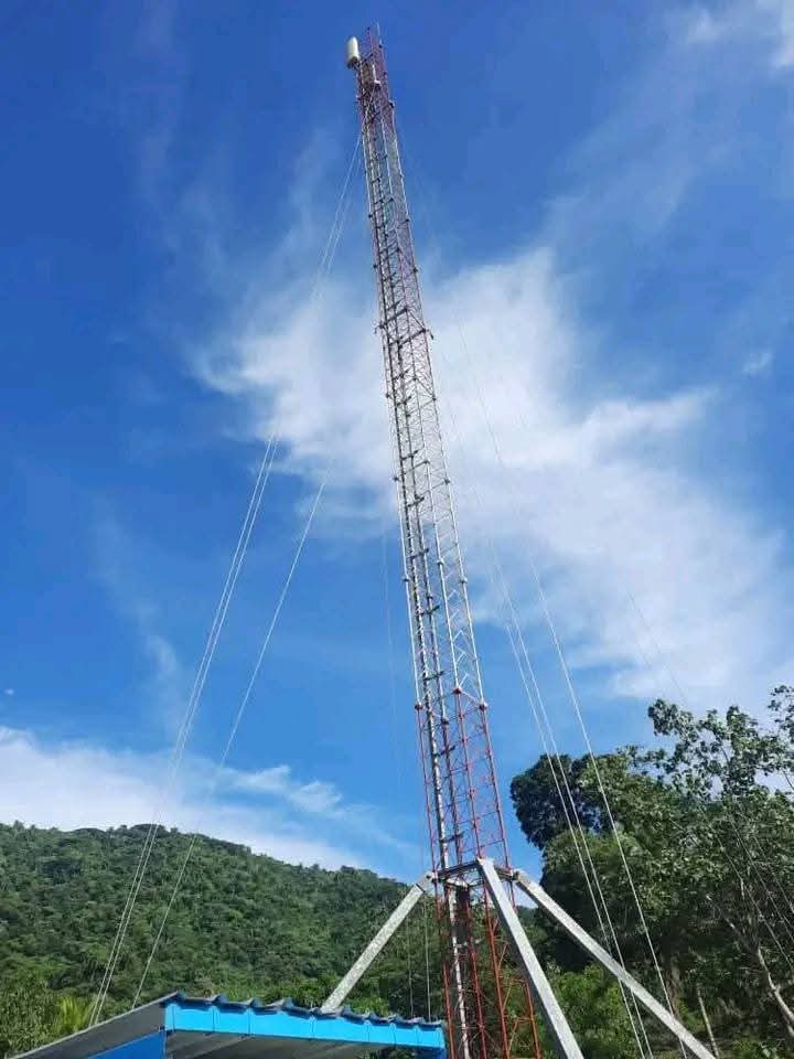 ¡Nueva conexión en la Sierra! <a href="/ETECSA_Cuba/">ETECSA</a>  instaló radiobase El Laurel #TercerFrente
🚧 Desafío: Topografía agreste + crisis económica.
✅ Compromiso: Nuevas inversiones según mejoren los ingresos.
👉 #ETECSAConCuba lleva desarrollo donde más se necesita. ¡#LaLuchaNoHaCesado! 🇨🇺