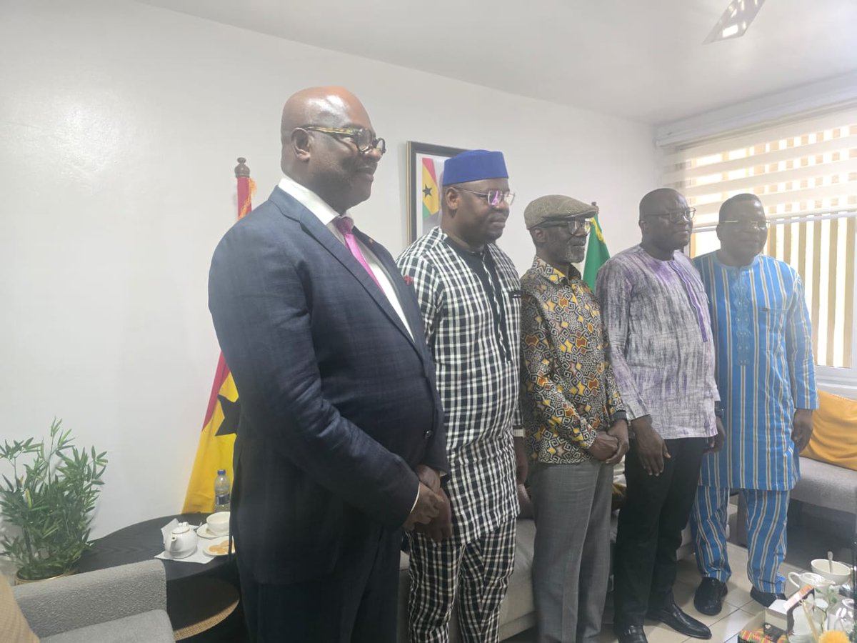 kojobonsu10's tweet image. This morning, I was privileged to lead a delegation made up of the Finance Minister and Minister of Justice from the Burkina Faso to meet with Ghana's Finance Minister, Hon. @Cassielforson

Key discussions centered on strengthening our economies through trade &amp;amp; industrialization.