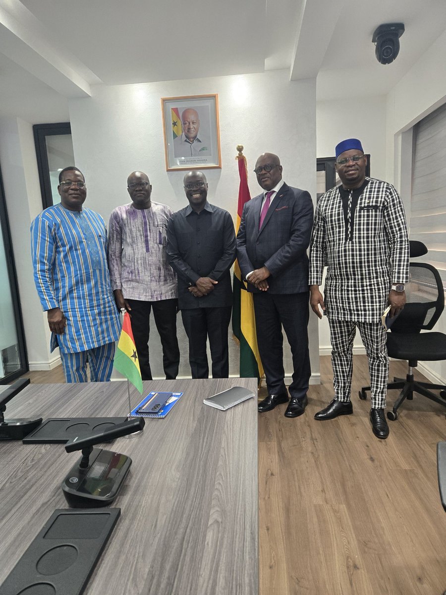 kojobonsu10's tweet image. This morning, I was privileged to lead a delegation made up of the Finance Minister and Minister of Justice from the Burkina Faso to meet with Ghana's Finance Minister, Hon. @Cassielforson

Key discussions centered on strengthening our economies through trade &amp;amp; industrialization.