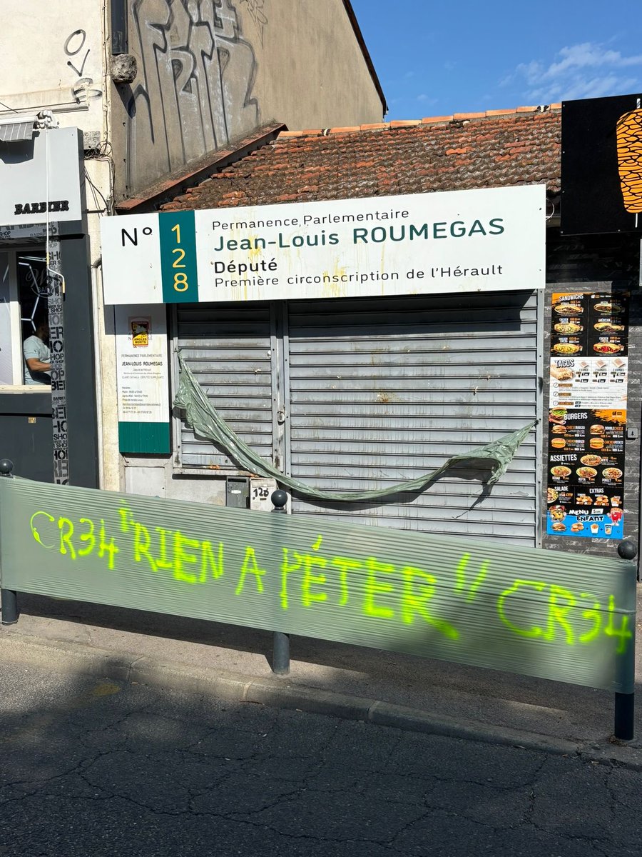 jlroumegas's tweet image. Fumier, œufs et abats d’animaux sur la façade de ma permanence
Les auteurs de ce vandalisme minable sont complètement à côté de la plaque.
Je continuerai à défendre le consommateur qui veut manger sainement et les paysans qui ont droit à un revenu décent.
#agriculteurs