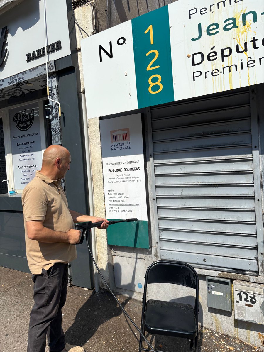 jlroumegas's tweet image. Fumier, œufs et abats d’animaux sur la façade de ma permanence
Les auteurs de ce vandalisme minable sont complètement à côté de la plaque.
Je continuerai à défendre le consommateur qui veut manger sainement et les paysans qui ont droit à un revenu décent.
#agriculteurs