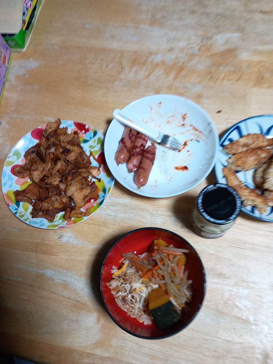 今夜は娘がオムライスというのでオムライスとその残りのおかずたち
なぜか肉だらけになった🤣🤣🤣
#夕飯