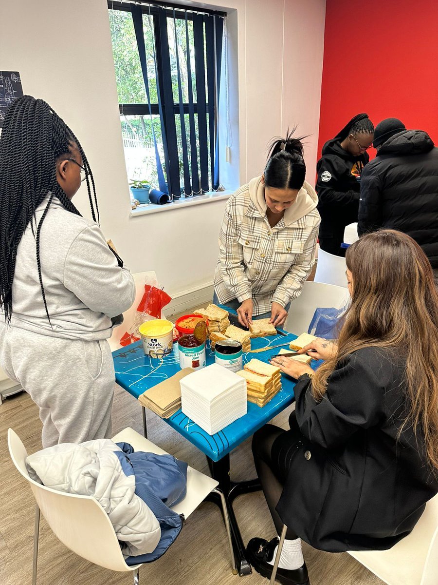 SpitfireInbound's tweet image. This #MandelaDay, we’re dedicating 67 minutes to assemble lunch packs for those in need 💙
Big or small - every act of service matters.
How are you showing up today? 🙌
#67Minutes  #SpitfireInbound