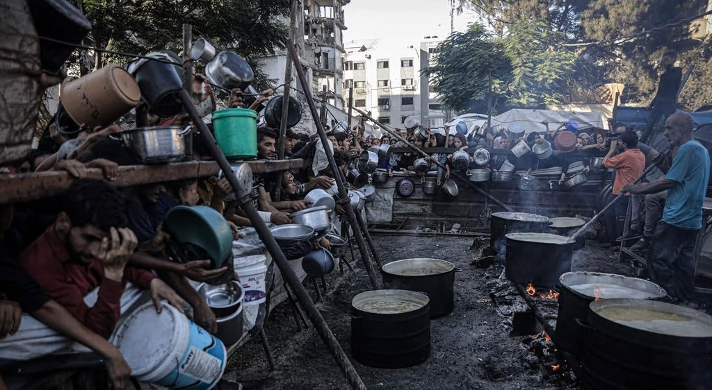 ahmedhijazee's tweet image. البحث عن الطعام في غزة، أصعب من البحث عن الموت، لان الموت هناك يأتيك بلا موعد اما بالقصف او القنص او الجوع او تحت الركام او بانقطاع الدواء او بالقهر او بالخذلان، لكن لقمة الخبز تحتاج معجزة..
غزة تلفظ أنفاسها الأخيرة جوعاً..