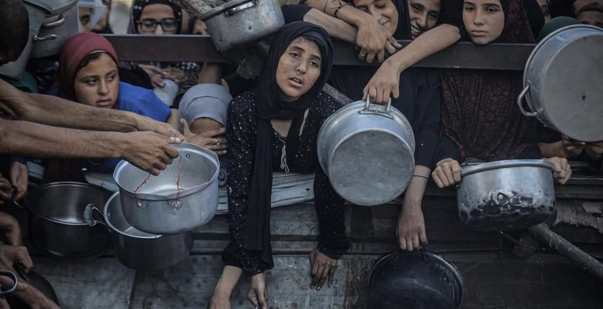 ahmedhijazee's tweet image. البحث عن الطعام في غزة، أصعب من البحث عن الموت، لان الموت هناك يأتيك بلا موعد اما بالقصف او القنص او الجوع او تحت الركام او بانقطاع الدواء او بالقهر او بالخذلان، لكن لقمة الخبز تحتاج معجزة..
غزة تلفظ أنفاسها الأخيرة جوعاً..