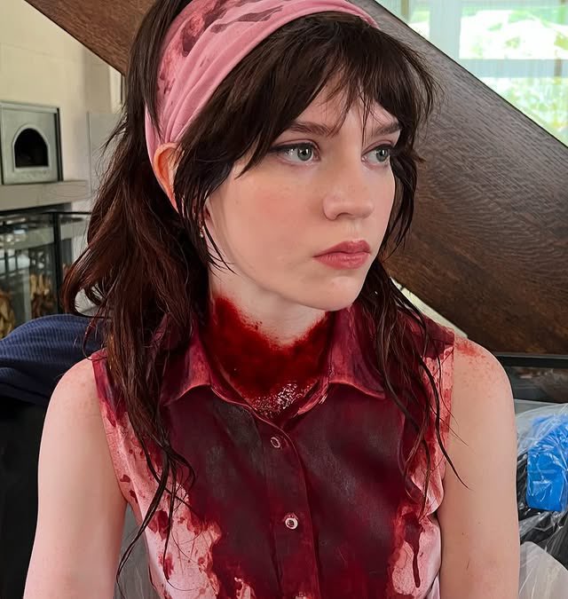 soapyfiles's tweet image. sophie thatcher covered in blood i love you