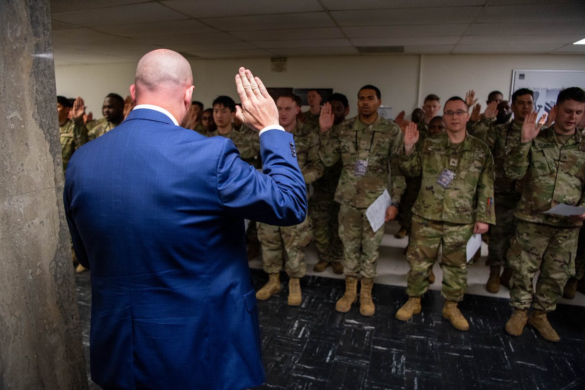 USMarshalsHQ's tweet image. Did You Know? The U.S. Marshals Service can temporarily deputize individuals from other law enforcement agencies and private security firms to act as Deputy U.S. Marshals!
#USMarshals