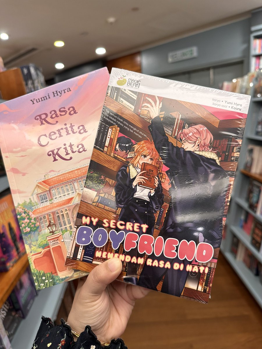 Super happy for two things today, alhamdulillah. Satu sebab harini the whole family members gather at my house. Dua sebab anak kembar saya dah ada di Kinokuniya 💖