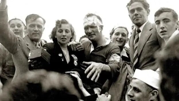 Corkhurlers (@corkhurlers1) on Twitter photo The story that Dr Con Murphy told about Christy Ring yesterday <a href="/offtheball/">Off The Ball</a> was magical. When he was a selector he stood at the door of the dressing room with a hurley pointing towards the sky and his last words to the players before battle were “We are from Cork, remember that”🇲🇨 The story that Dr Con Murphy told about Christy Ring yesterday <a href="/offtheball/">Off The Ball</a> was magical. When he was a selector he stood at the door of the dressing room with a hurley pointing towards the sky and his last words to the players before battle were “We are from Cork, remember that”🇲🇨