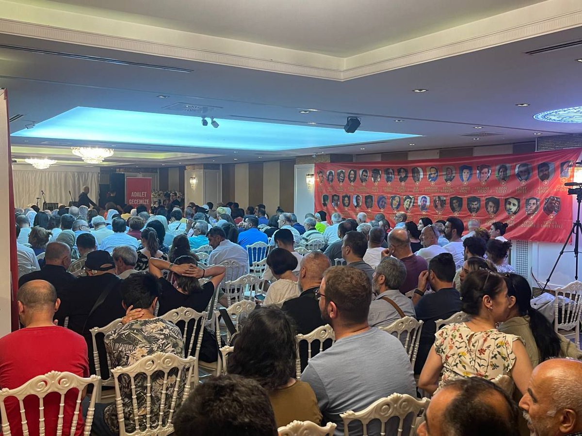 Parti sözcümüz Ayşegül Doğan, il eş başkanlarımız, PM, MYK üyelerimiz, milletvekillerimiz, il ve ilçe örgütlerimizle birlikte, 33 düş yolcusunu anmak için, Suruç Aileleri İnisiyatifi’nin düzenlediği anma gecesinde bir araya geldik. Onların uğruna yola çıktığı yaşamı, barışı ve