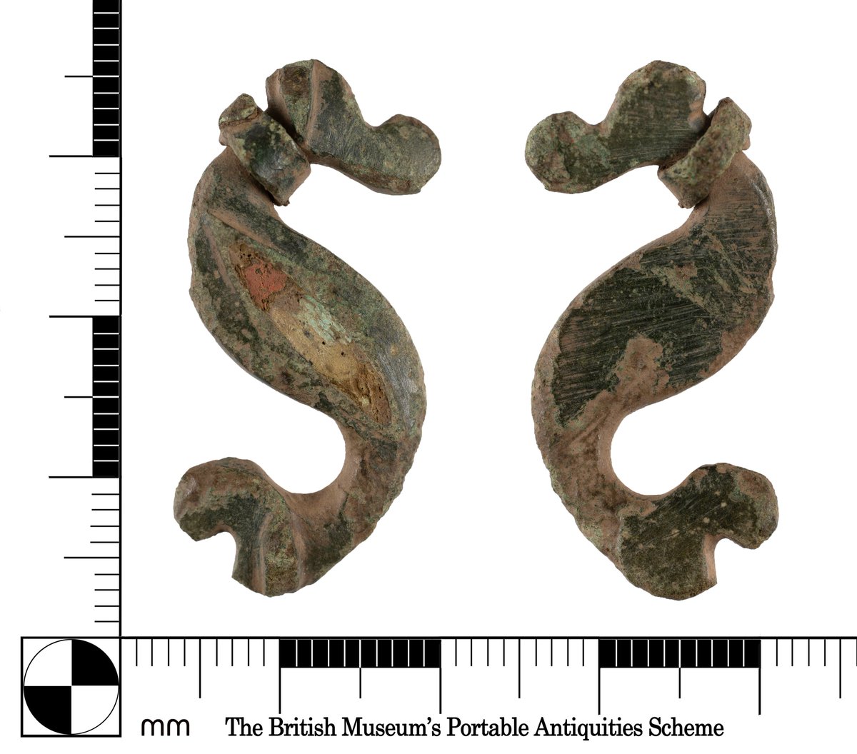 YORYM_FLA's tweet image. This is a Roman dragonesque brooch dating to between c.75-175AD. This type of brooch was produced in Roman Britain with most being found in northern England. Many examples, such as this one, were decorated with brightly coloured enamel. #FindsFriday buff.ly/FZ1hQUH