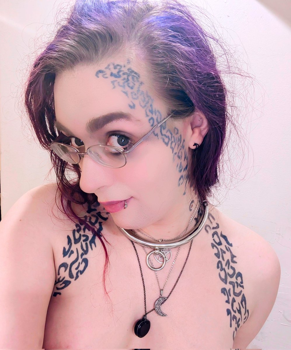 NeauraNightsong's tweet photo. Just checking in from the in-between. 🌌✨ 
Energy's weird lately, but I’m riding the wave. 🌊
Hope you're all holding it down out there. 🖤
#lifelog #driftmode #shadowloop https://t.co/mBUdH9rRiH