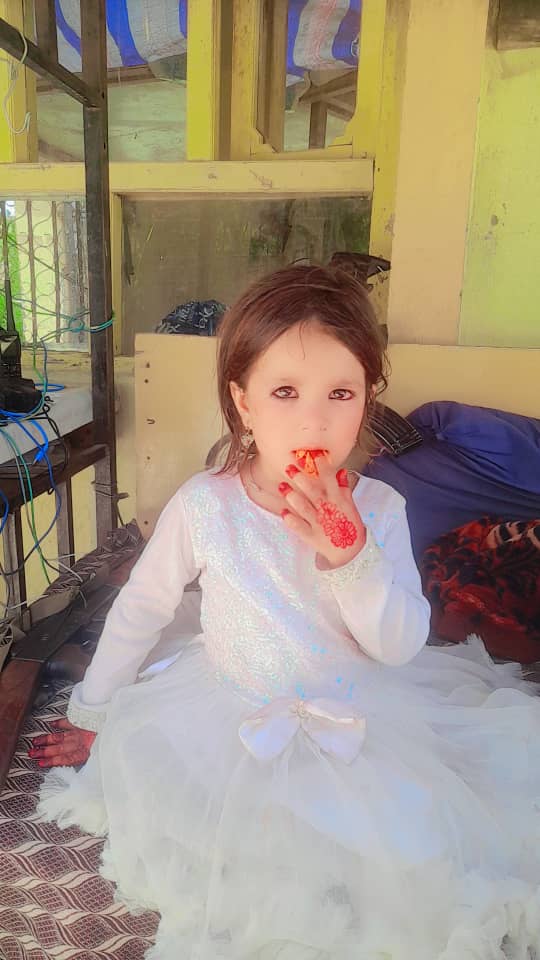 د موندنې خبرتیا!

دغه ماشومه، چې نوم او استوګنځی نه شي ښودلی، نن د خوست شیخ زاید پوهنتون په محوطه کې له چا پاتې شوې ده، چې دا مهال د پوهنتون د دروازې ساتونکي سره ده. که د دې ماشومې کوم خپلوان زموږ دا خبرتیا ويني، یا که څوک نوموړې پېژني، نو د مهربانۍ له مخې دې ١/٢