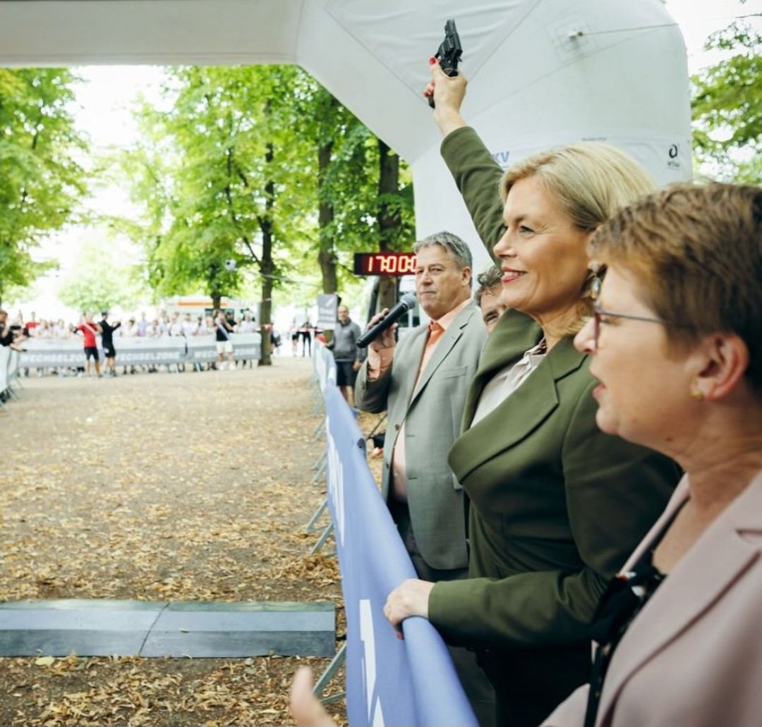 Julia Klöckner fordert Regenbogen auf, sich in Luft aufzulösen. 🌈