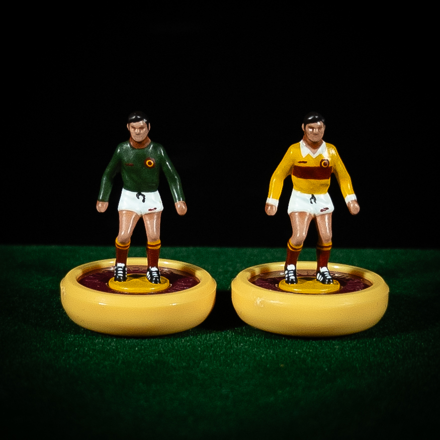 subbuteo_paints's tweet image. Details matter.
β
Iconic claret band
β
White collar & shorts for balance
β
@SuperFooty_com figures + bases
β
All painted by hand
One of many great Well kits β but this one felt right for the project.
#SubbuteoArt #MiniaturePainting #ScottishFootball
