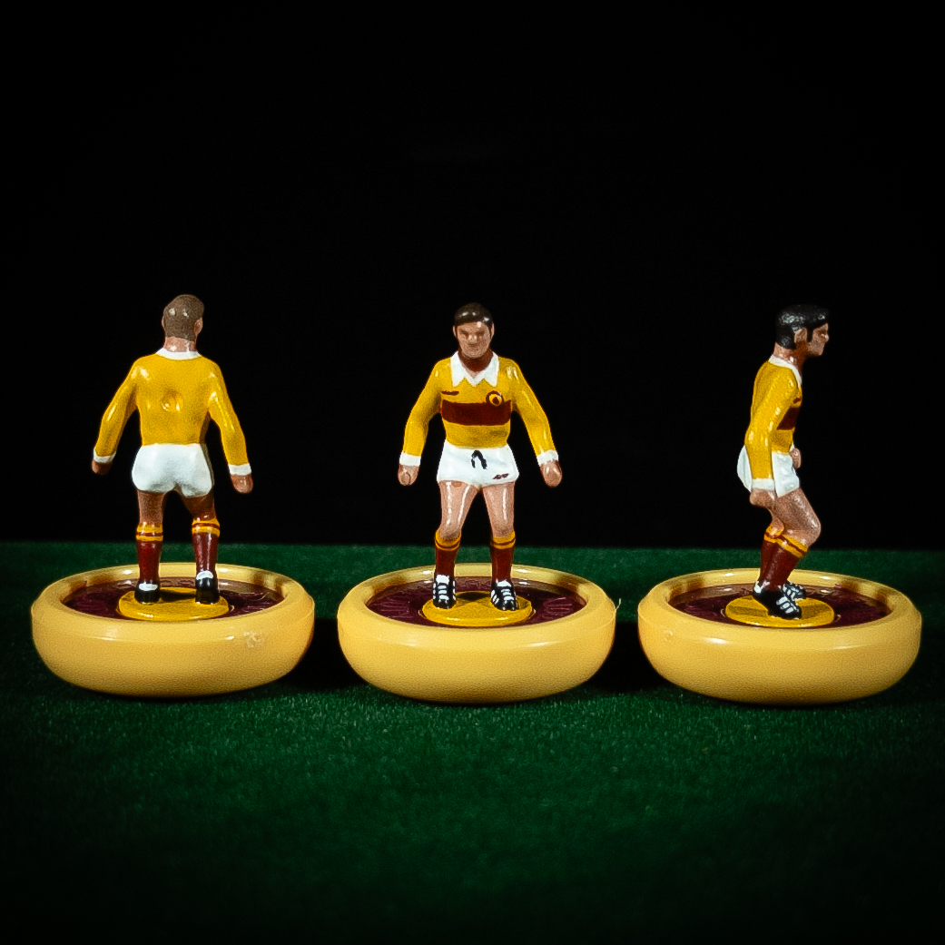 subbuteo_paints's tweet image. Details matter.
β
Iconic claret band
β
White collar & shorts for balance
β
@SuperFooty_com figures + bases
β
All painted by hand
One of many great Well kits β but this one felt right for the project.
#SubbuteoArt #MiniaturePainting #ScottishFootball
