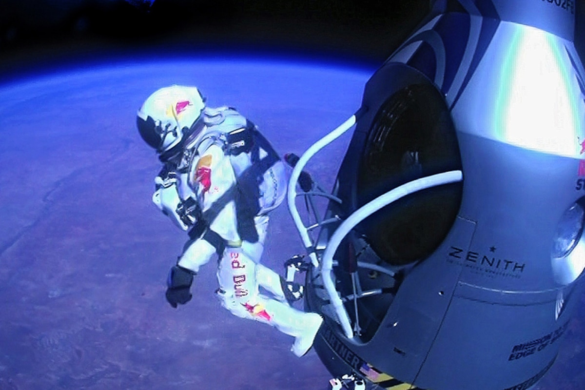 SerpicoFranck's tweet photo. #FelixBaumgartner parachutiste et premier homme à avoir sauter depuis la stratosphère. 

Il fait aujourd'hui le voyage inverse pour toujours. Lui qui tutoyait les étoiles en est désormais une 🌟Quelle allégorie de la vie 😔 
R.I.P. FG

Pensées pour sa famille et ses proches https://t.co/cGvJJ4ggXZ