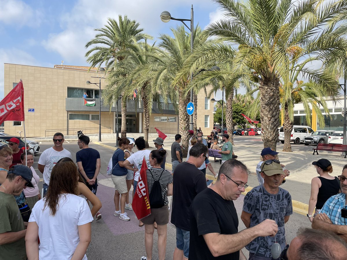 CCOOHabitat_PV's tweet photo. 🕔 Comença la concentració davant de l’Ajuntament de Canet de Berenguer abans de la 5a reunió amb l’empresa pel conflicte de l’ERE.
✊ La plantilla d’OBEIKAN continua mobilitzada per defensar els seus llocs de treball.
#VagaObeikan #ObeikanEnLluita #StopERE https://t.co/giQ8glYXgN