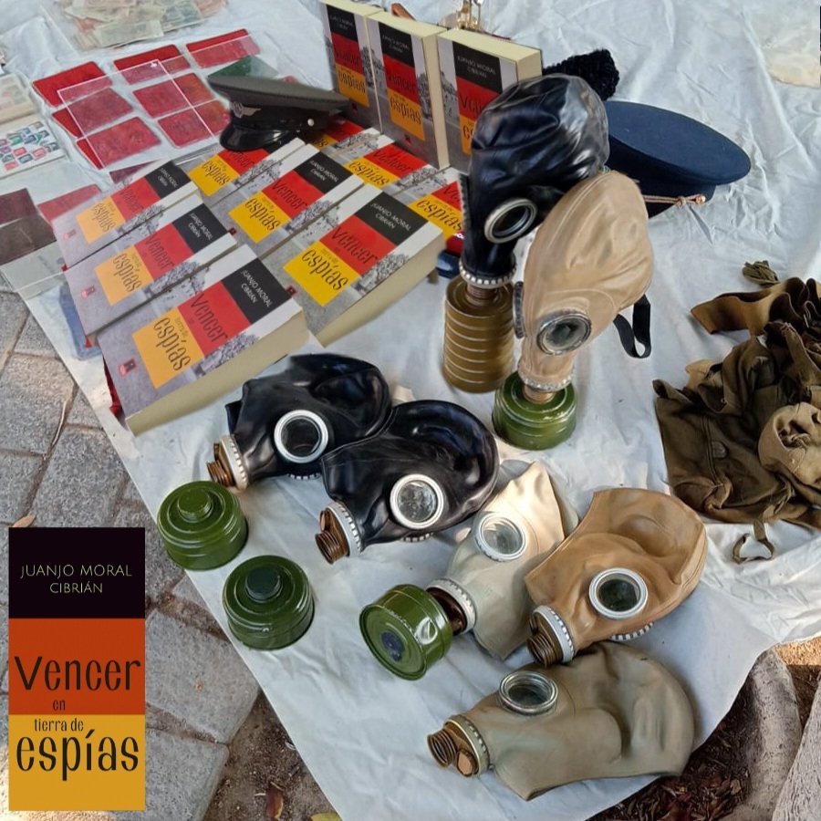 CLÁSICOS DE LA GUERRA FRÍA:

Máscaras antigás o antirradiación, gorras del ejército, medallas condecorativas, pasaportes comunistas..., y cómo no, mi novela VENCER EN TIERRA DE ESPÍAS, una trama clásica del mundo del espionaje combinada con una fascinante historia real deportiva