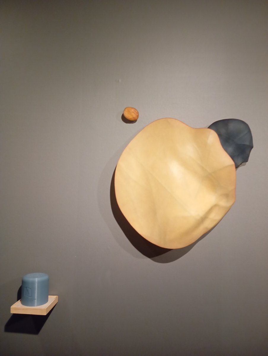Cuatro obras, cuatro ejemplos de cómo se puede vincular el arte y el olfato en #SerreríaBelga:
🍋Pintura de José María Yturralde, al limón.
🌺Pintura de Jonathan Monk y David Shrigley, a las flores.
🤎Escultura de Evan Penny, al cuero.
🍫Fotografía de de Vik Muniz, al chocolate.