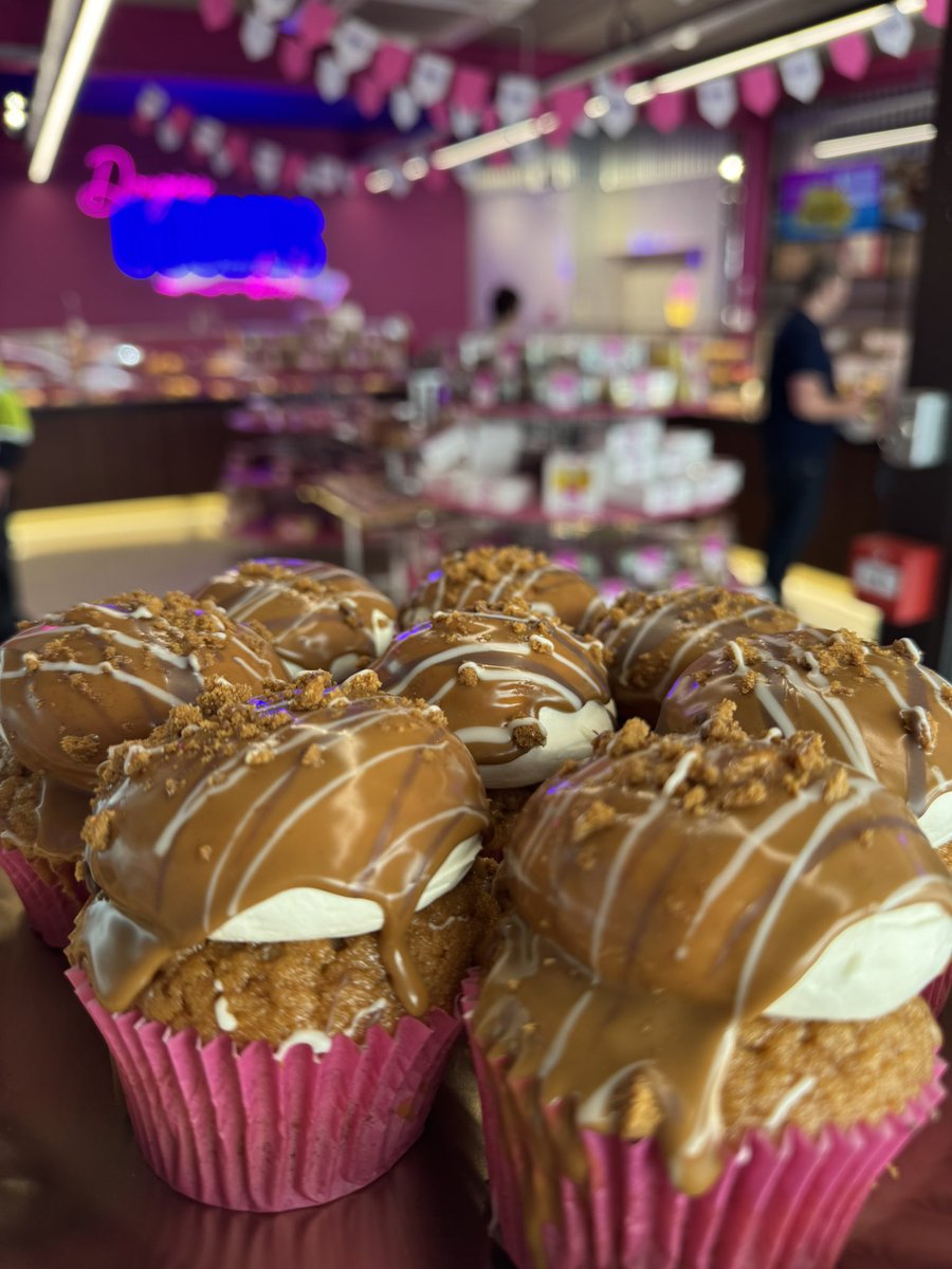 Who’s grabbing some weekend goodies today?🙌🏼🍰