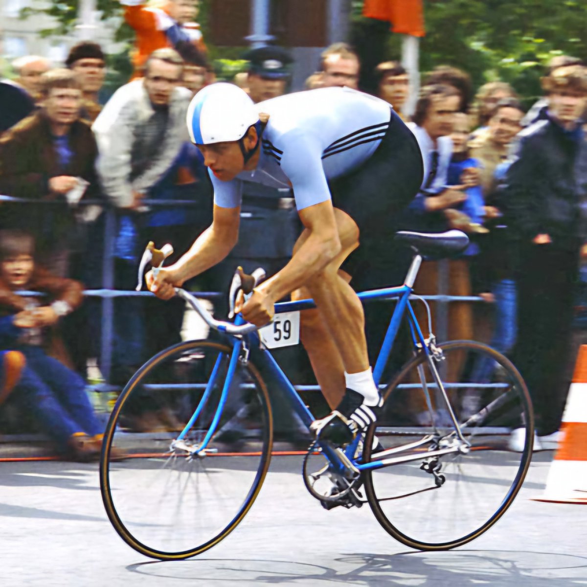 OLAF LUDWIG (Carrera de la Paz 1984) en una contrarreloj con una cabra de manillar y cuadro aerodinámicos, freno delantero por detrás de la horquilla, monoplato, casco aero y mono ajustado, en una época en la que todavía no todos los ciclistas optaban por este tipo de novedades