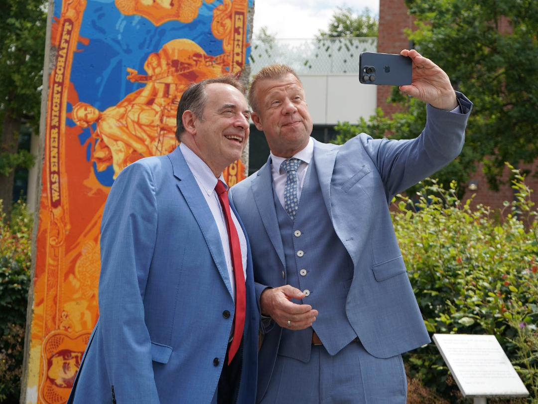 Sommerreise = gute Laune 🌞 Diesmal führte es Minister Lorz bei seiner Sommerreise nach Gießen zur Volksbank Mittelhessen und nach Seligenstadt zur Glaabsbräu-Brauerei. Vielen Dank für die Gastfreundschaft und die netten Gespräche!