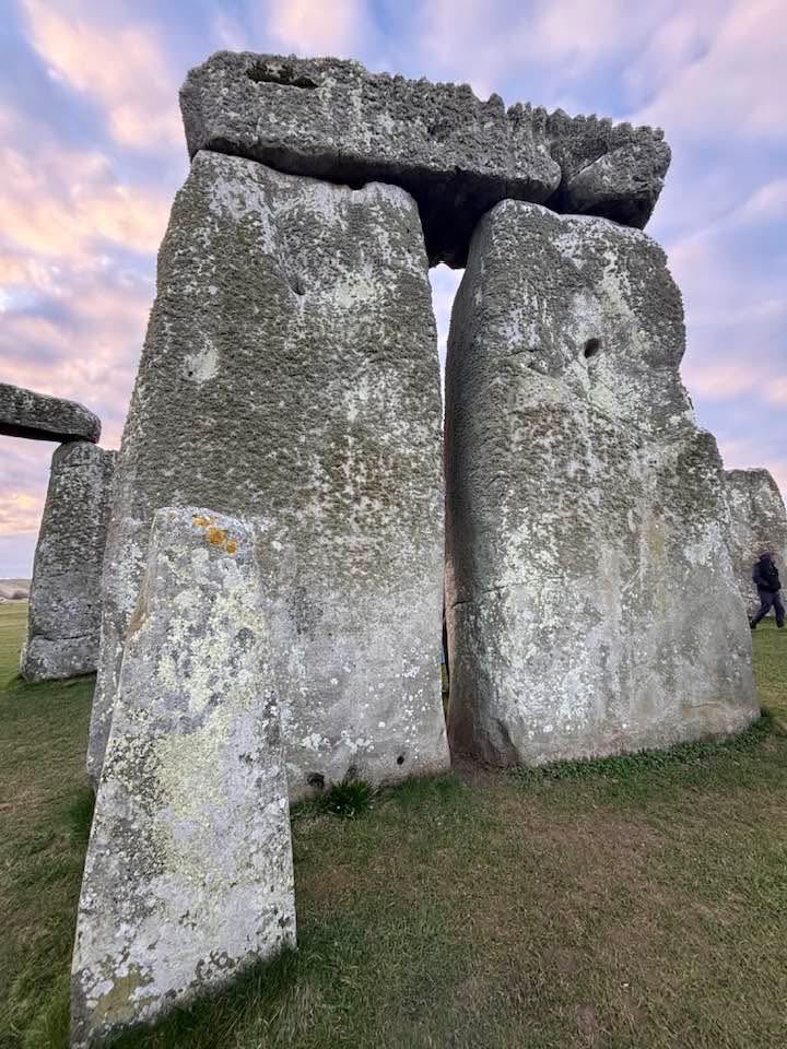 ST0NEHENGE's tweet image. Sunrise at Stonehenge today (18th July) was at 5.14am, sunset is at 9.13pm 🌤️