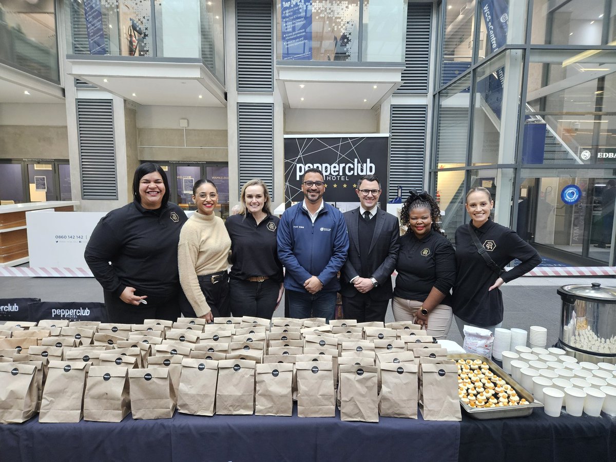 Min_TSimmers's tweet image. This #MandelaDay, our Infrastructure team is in Cape Town CBD sharing soup, sandwiches & essentials with those in need. Grateful to partners who are making a difference beyond infrastructure. Together, we care. ❤️ #Infrastructure #Dignity #ForYou