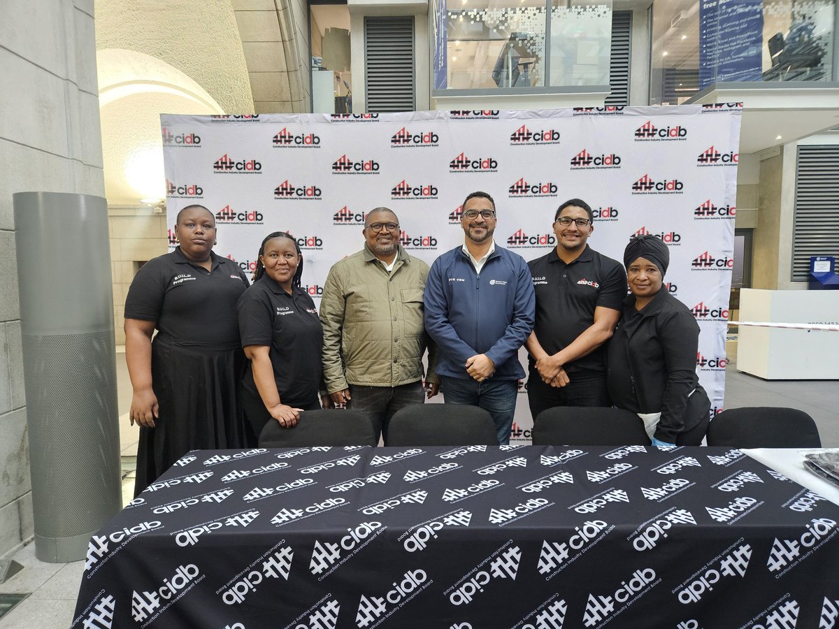 Min_TSimmers's tweet image. This #MandelaDay, our Infrastructure team is in Cape Town CBD sharing soup, sandwiches & essentials with those in need. Grateful to partners who are making a difference beyond infrastructure. Together, we care. ❤️ #Infrastructure #Dignity #ForYou