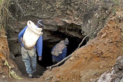 How illegal miners are threatening #infrastructure chaos. #SouthAfrica gourmetontheroad.com/2025/07/illega…