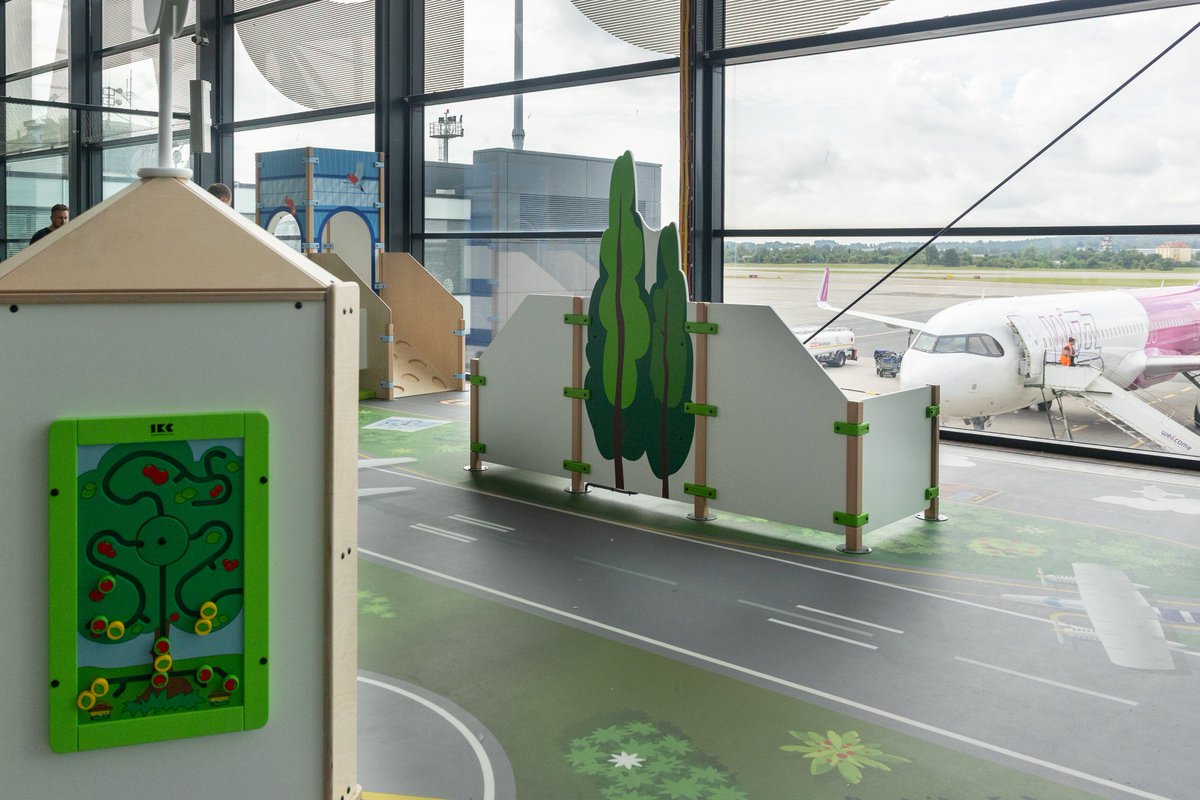 AirportGdansk's tweet image. Z myślą o najmłodszych pasażerach i ich opiekunach, stworzyliśmy nową atrakcję – kolorowy, bezpieczny i inspirujący plac zabaw! 🎠👧🏼🧒🏼 Zlokalizowany w strefie odlotów, plac to idealne miejsce na spędzenie czasu przed wylotem 🛫 Szczegółowe informacje 👉🏻 bit.ly/46dqdUF 🔗