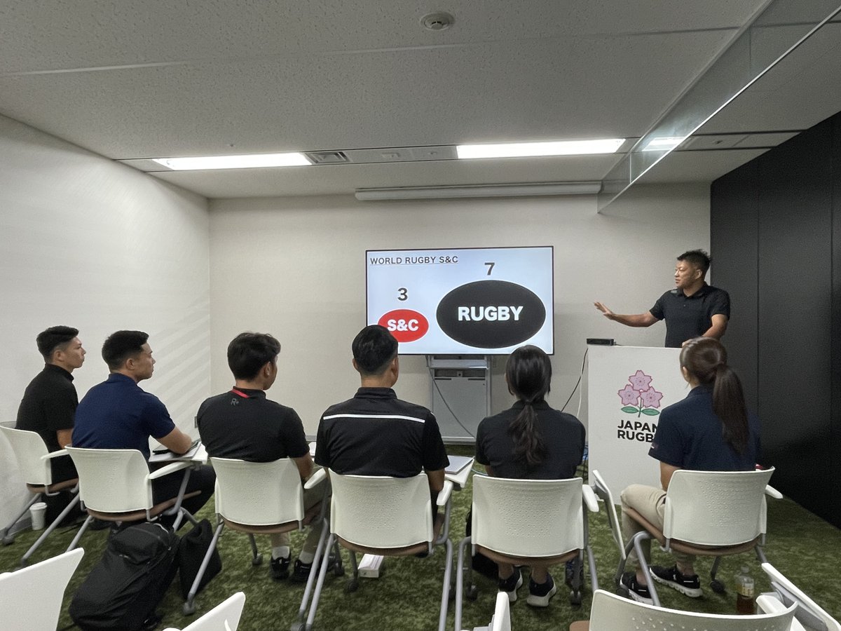 JapanRugbyMinna's tweet image. 縁の下の力持ちを意味する #UnsungHero 🦸♂️
第10回はS&Cコーチの #奥野純平 さん🏋 🏋
レフリーのパフォーマンスを最大限に引き出すS&Cコーチ🙌
これまでの道のりやS&Cコーチとしての取り組みなどについて取材しました📸 📃
詳細は💁
rugby-japan.jp/RugbyFamilyGui…
#みんなでラグビー