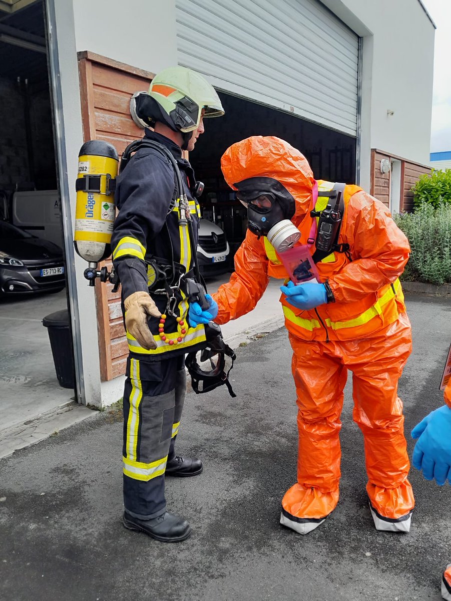 SDIS17's tweet photo. [MANOEUVRES] RAD🚒
Les 12 et 19 mai, les #sapeurspompiers ont réalisé des exercices dédiés au risque radiologique avec  @Atmo_na.
➡️Il est important pour le @SDIS17 de collaborer avec les entreprises locales pour participer à la sauvegarde du tissu socio-économique du territoire. https://t.co/71IK4K4RdG